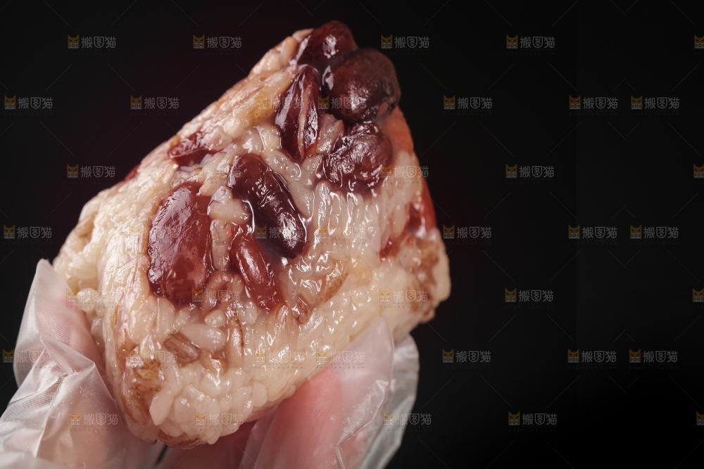 手里拿着红豆粽