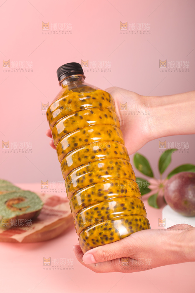 手里拿着一瓶百香果原汁