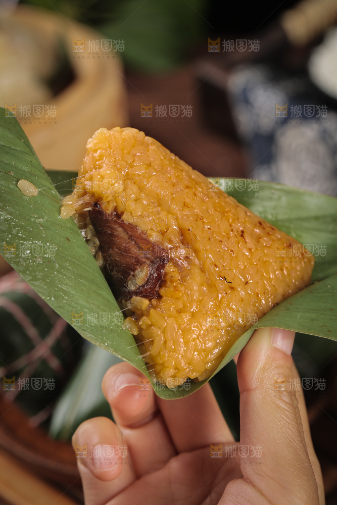 手里拿着鲜肉粽