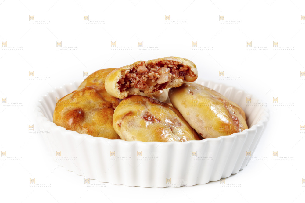 白底上放着一盘鸡仔饼