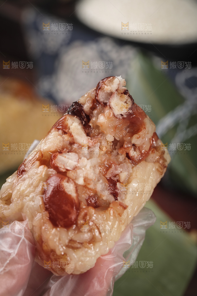 手里拿着红豆粽