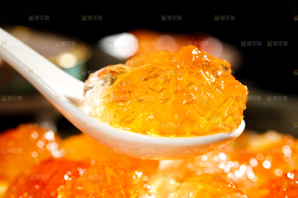勺子上舀着桃胶特写