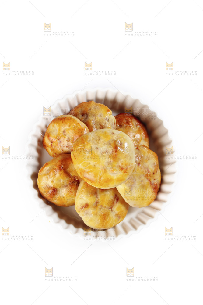 白底上放着一盘鸡仔饼