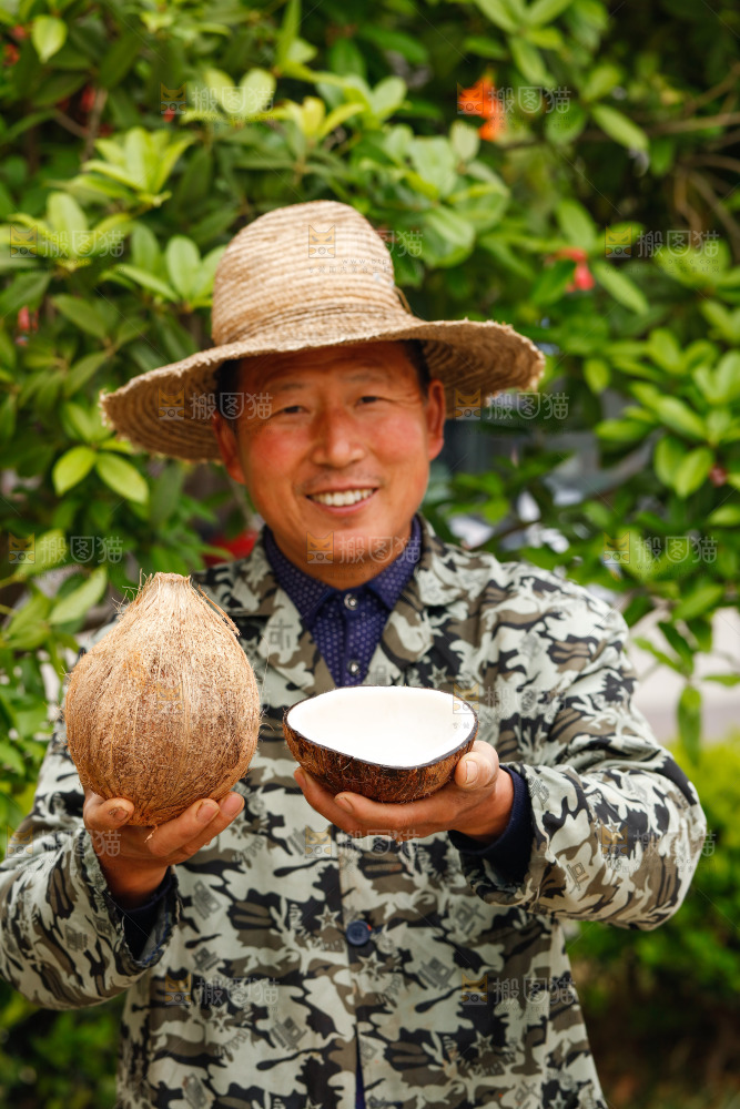 手里拿着椰子