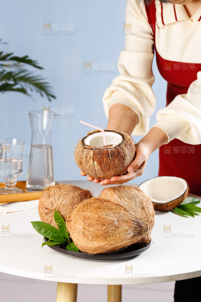 手里拿着椰子汁