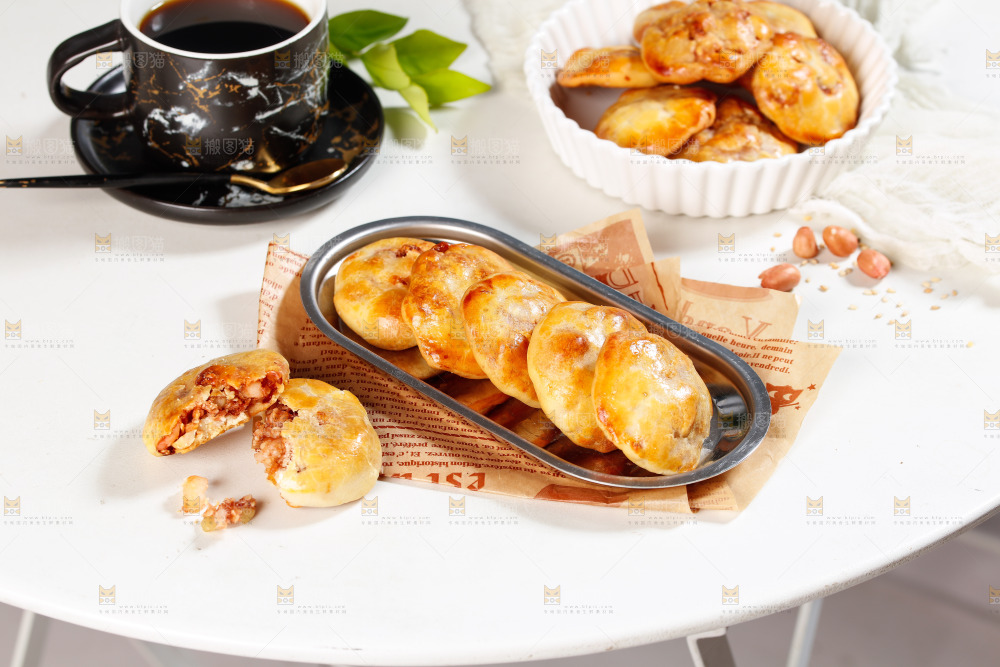 桌子上摆放着鸡仔饼