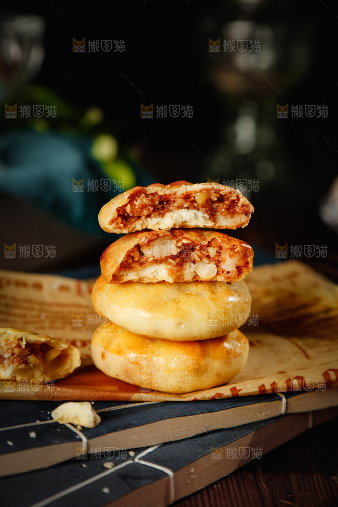 报纸上摆放着鸡仔酥饼