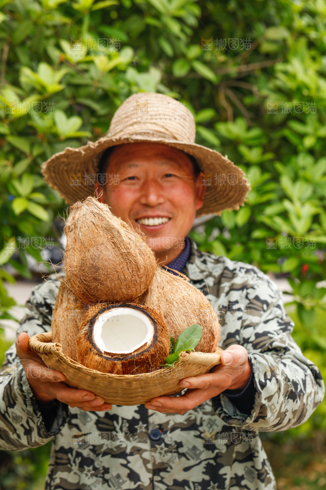 手里端着一篮毛椰子