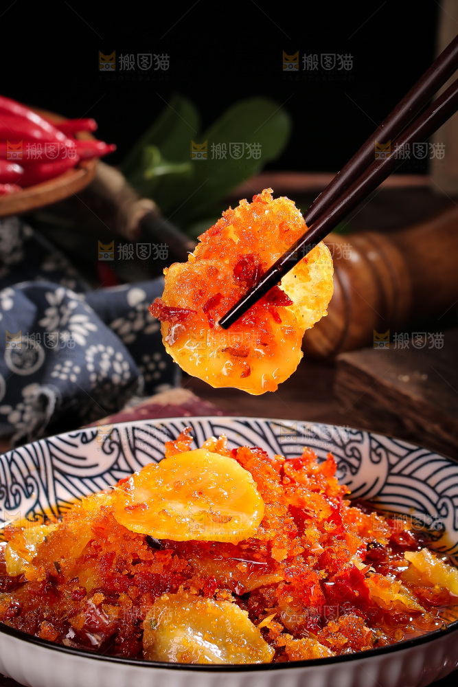 筷子上夹着榨广椒炒土豆片
