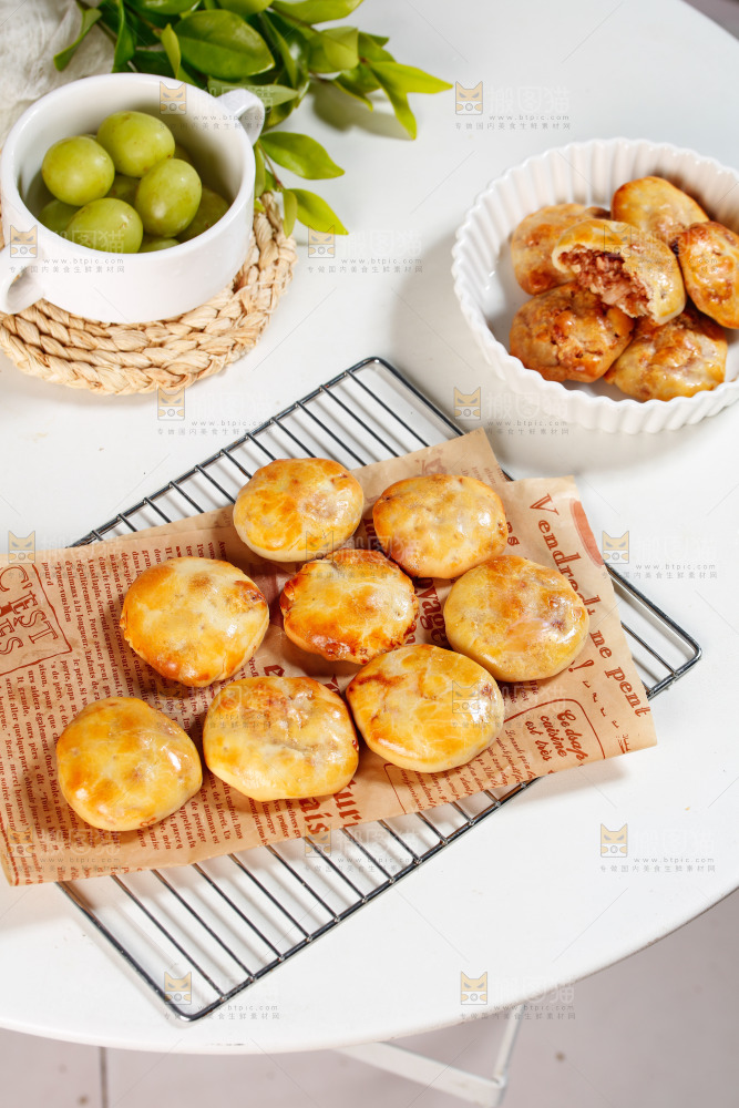 桌子上放着鸡仔饼