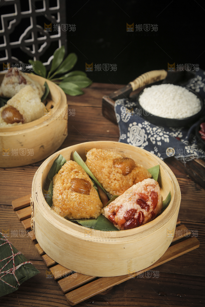 蒸笼里的蜜枣粽和红豆粽