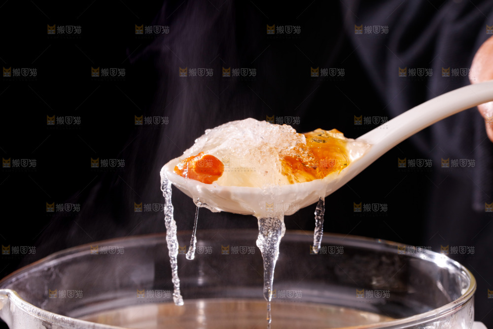 勺子舀着桃胶雪燕皂角米