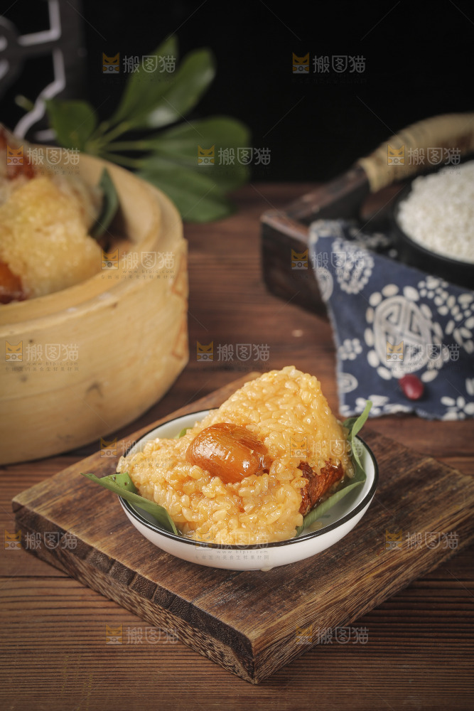 碟子放着蜜枣粽子