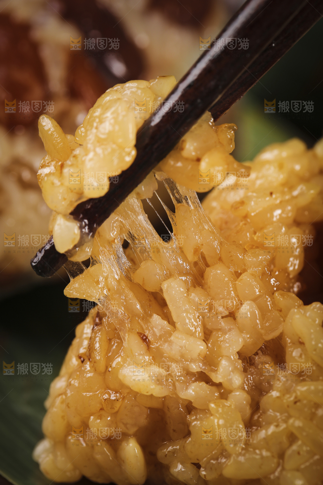筷子上夹着糯米