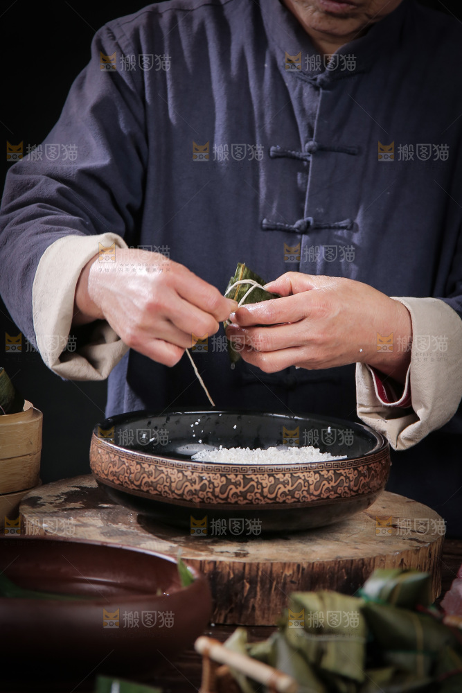 手里包着粽子