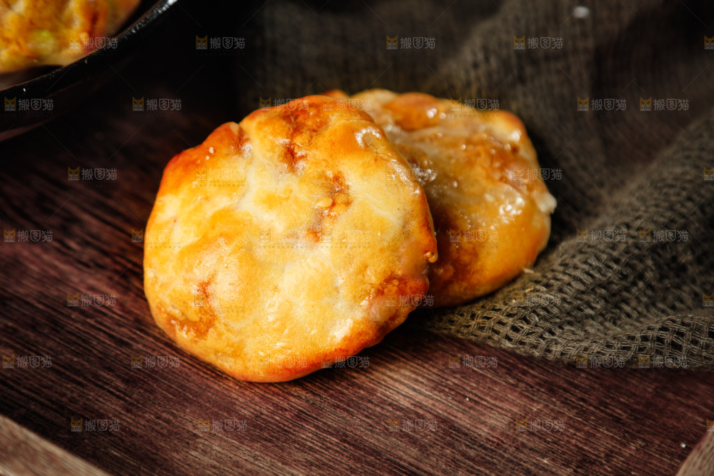 木底上放着广式鸡仔饼