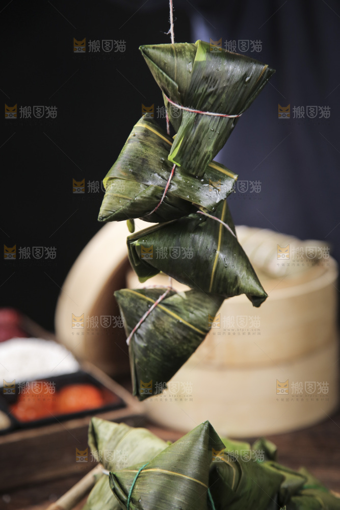 手里提着粽子
