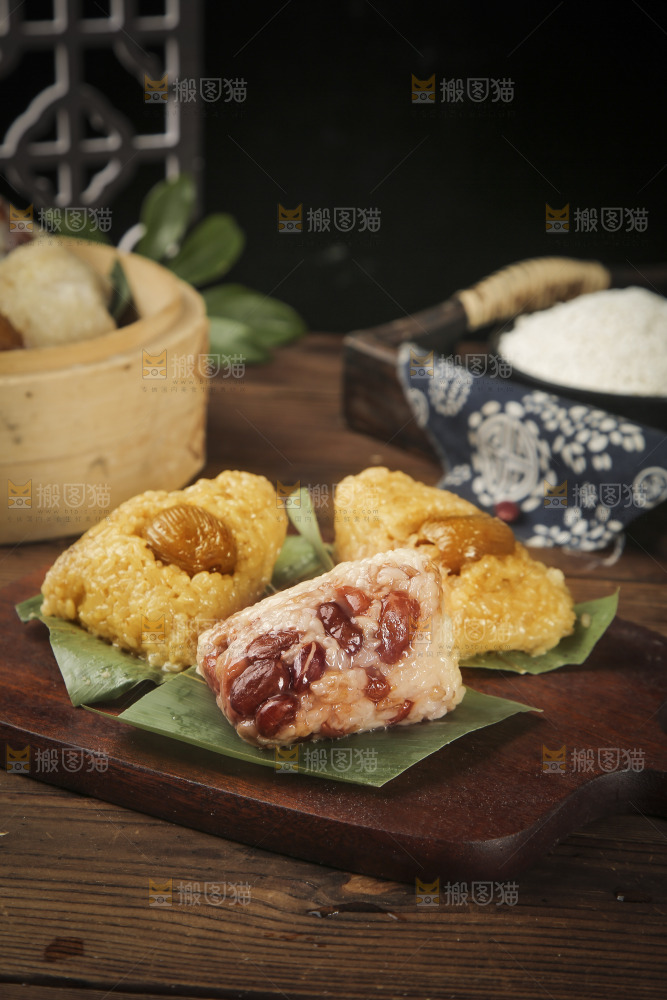 木板上放着八宝粽