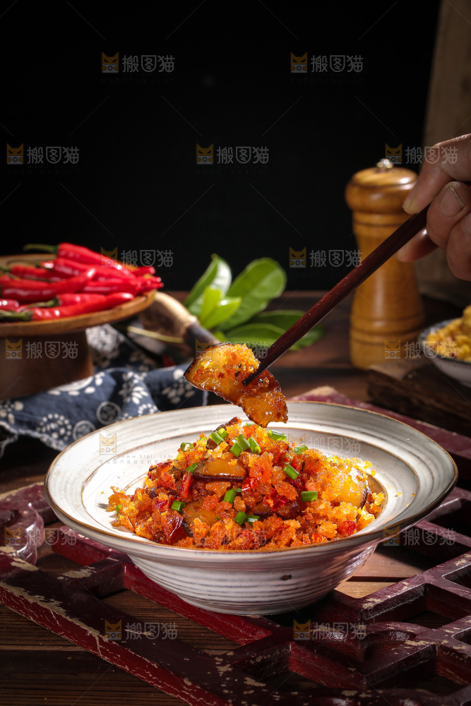 筷子上夹着腊肉