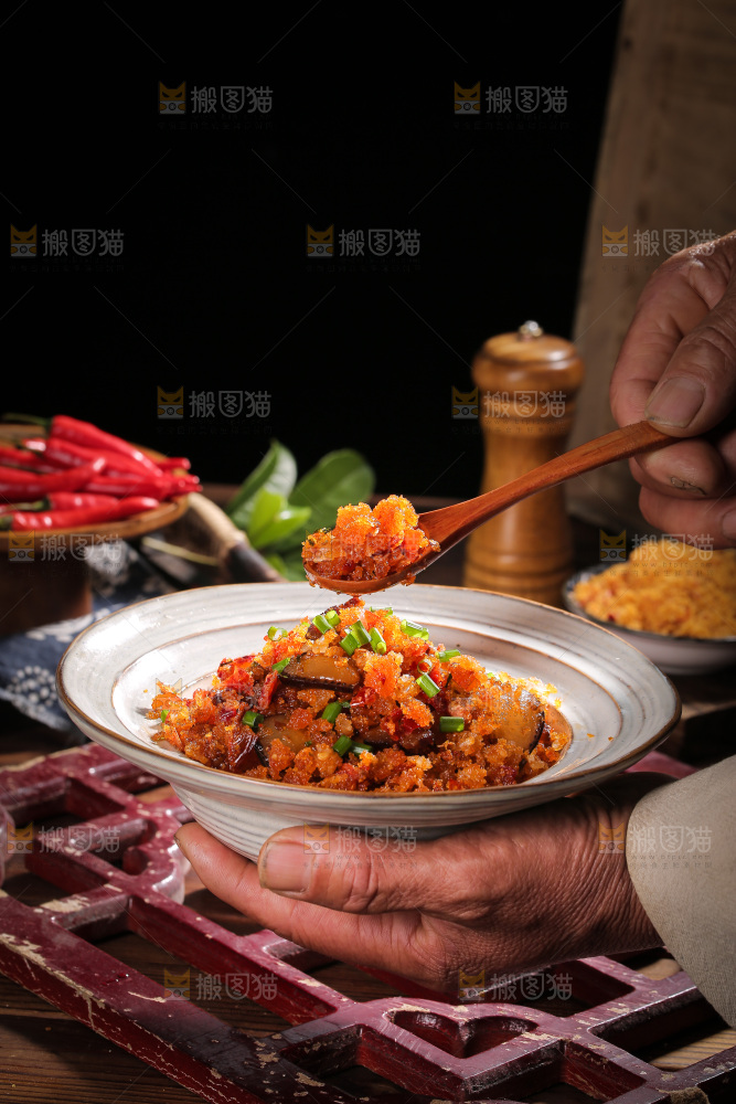 手里端着一盘榨广椒炒腊肉