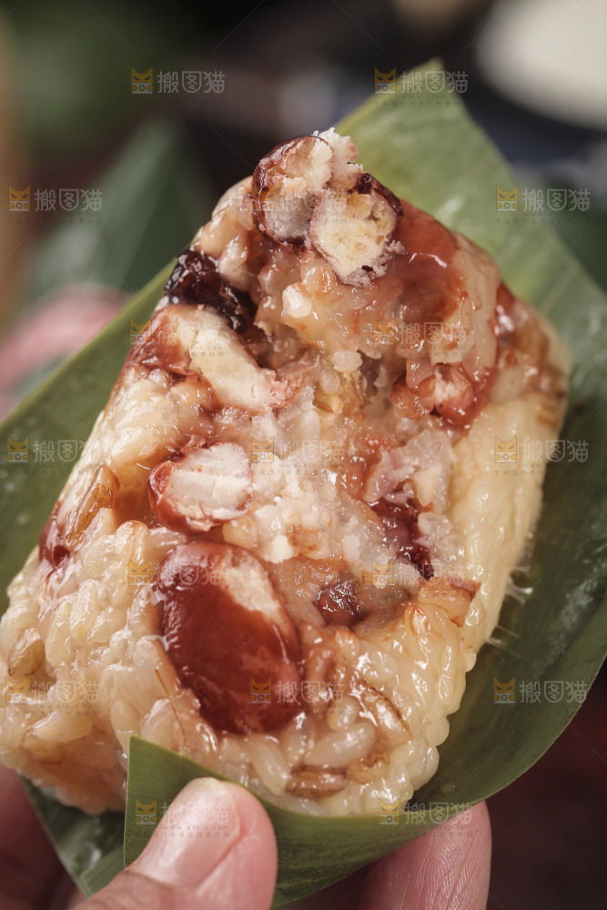 手里拿着红豆粽