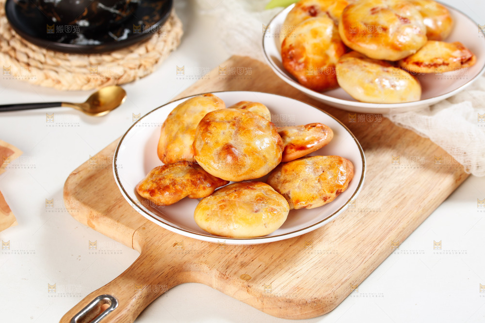 桌子上摆放着鸡仔饼