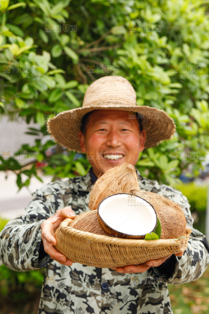 手里端着一篮海南毛椰子