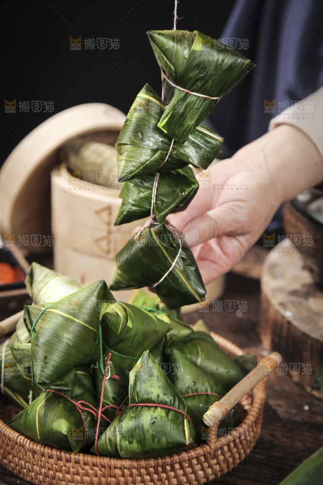 手里提着粽子