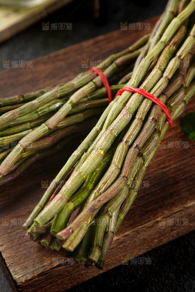 木板上放着霍山铁皮石斛鲜条