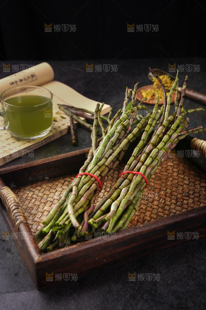 木盘里放着霍山石斛鲜条