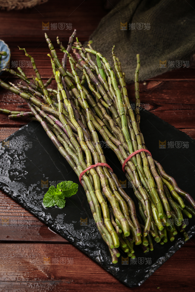 黑石板上放着铁皮石斛鲜条