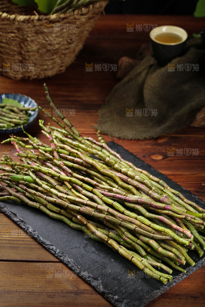 黑石板上的石斛鲜条