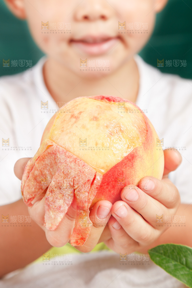 手里捧着阳山水蜜桃