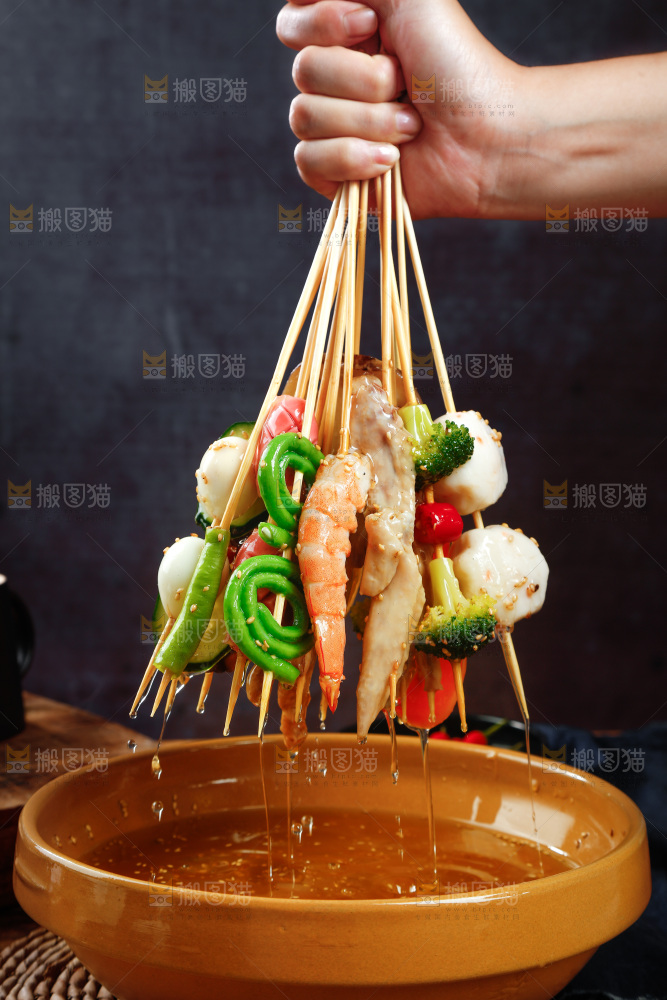 手里拿着冷锅串串