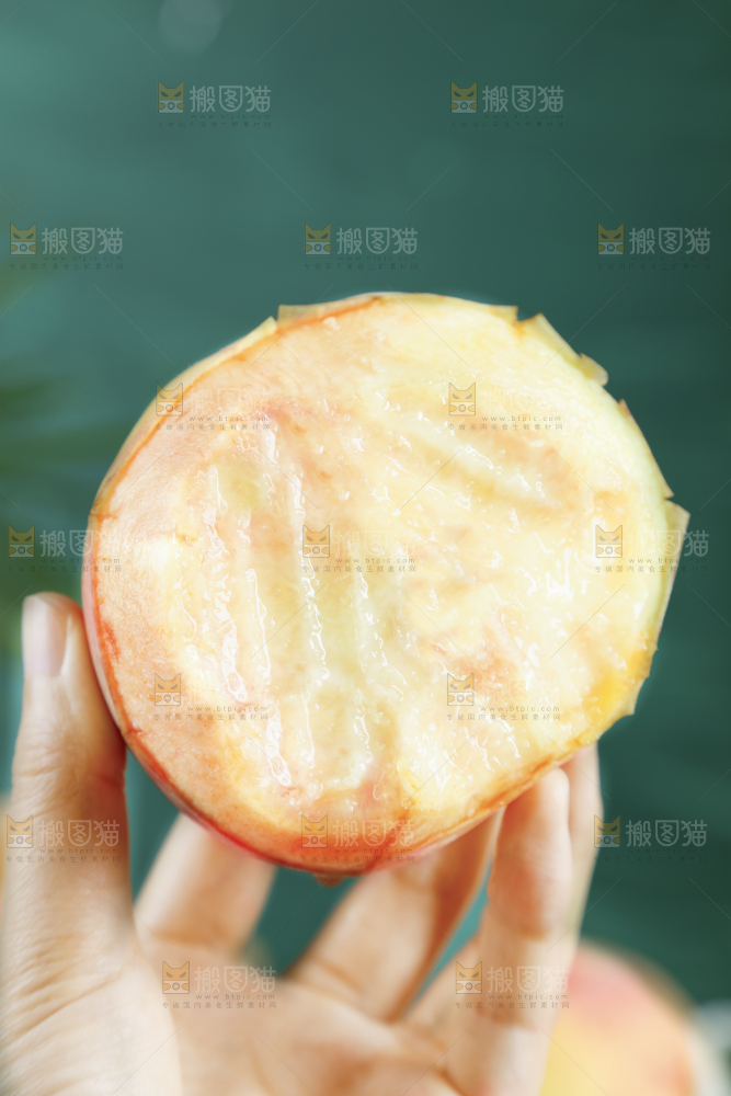 手里拿着水蜜桃