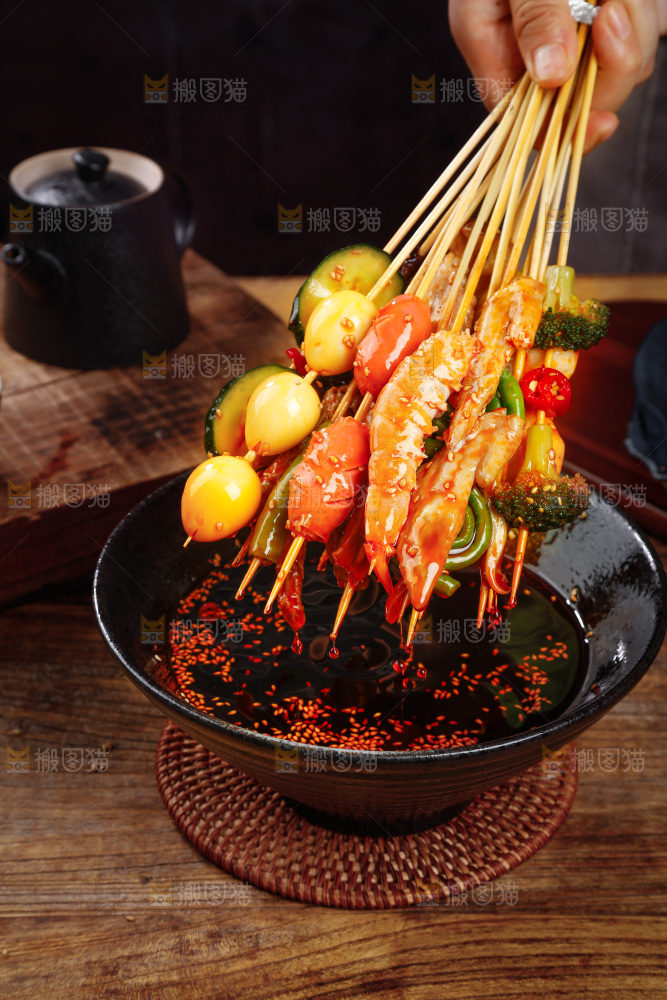 手里拿着冷锅串串