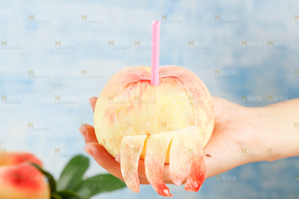 手里拿着水蜜桃