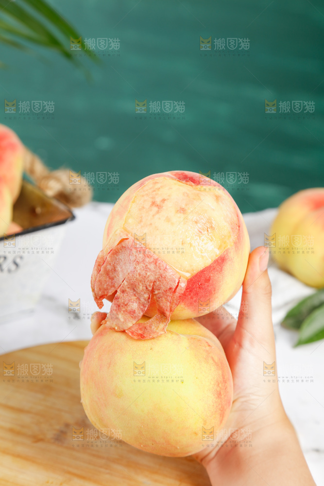 手里拿着水蜜桃