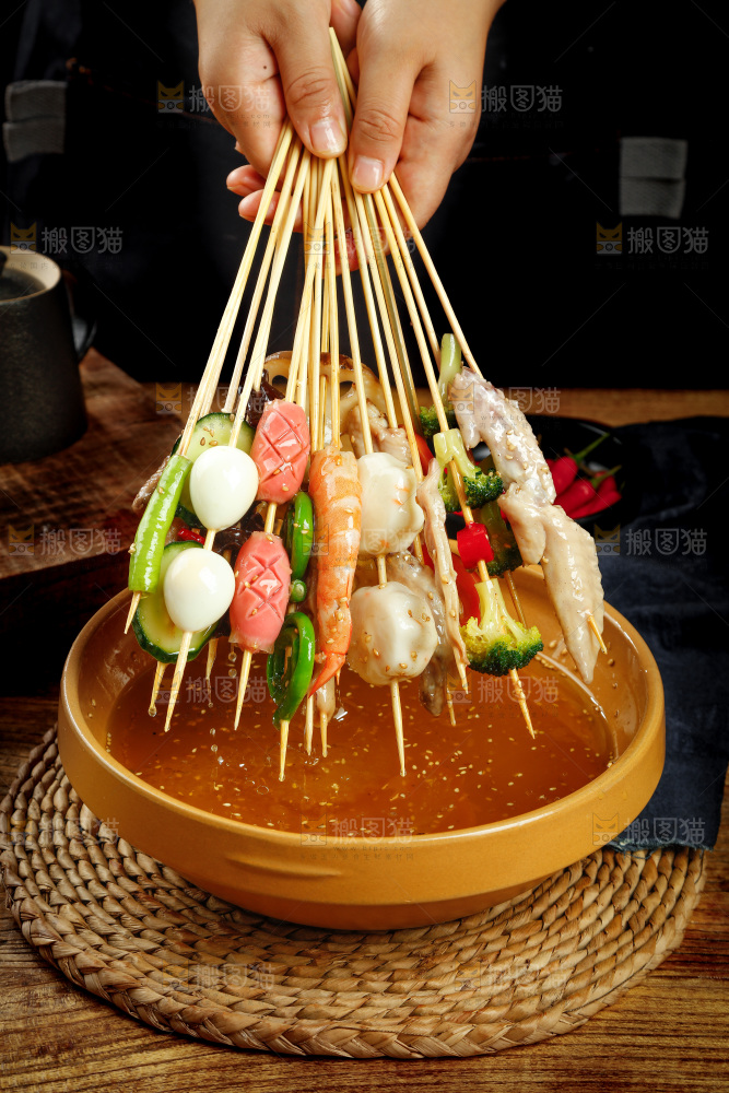 手里拿着冷锅串串