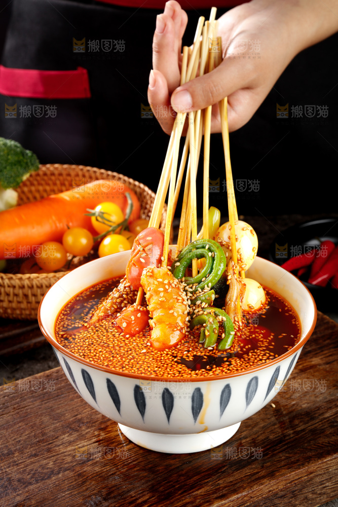 木板上放着一碗钵钵鸡