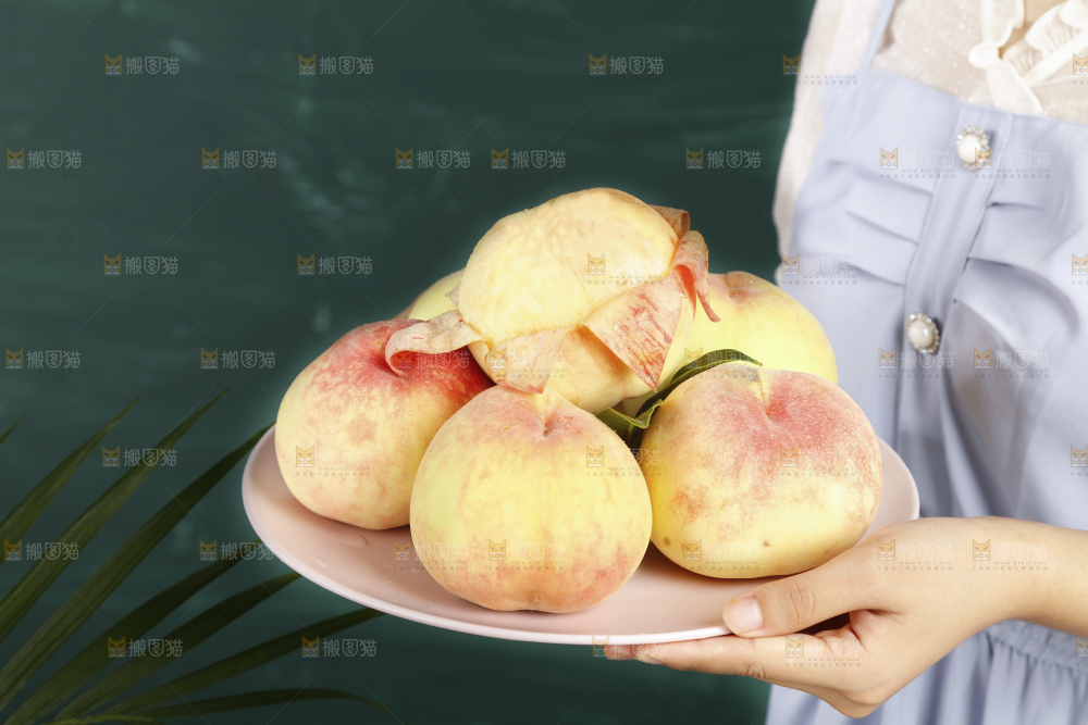手里端着一盘水蜜桃