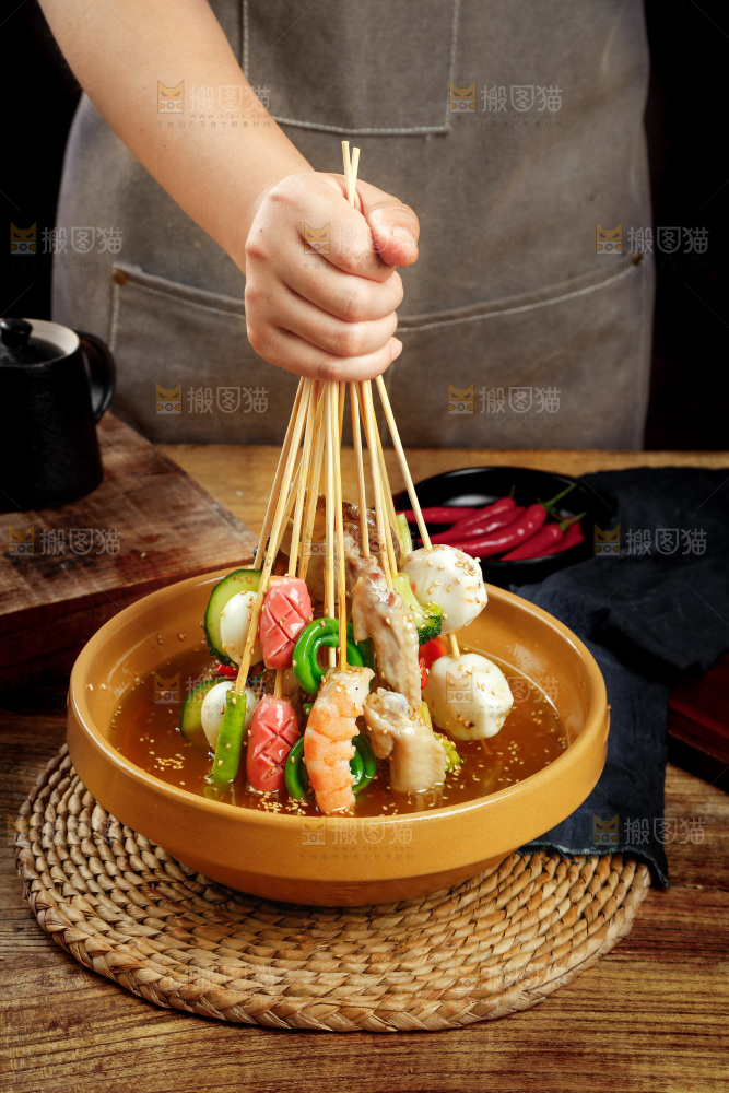 手里拿着冷锅串串
