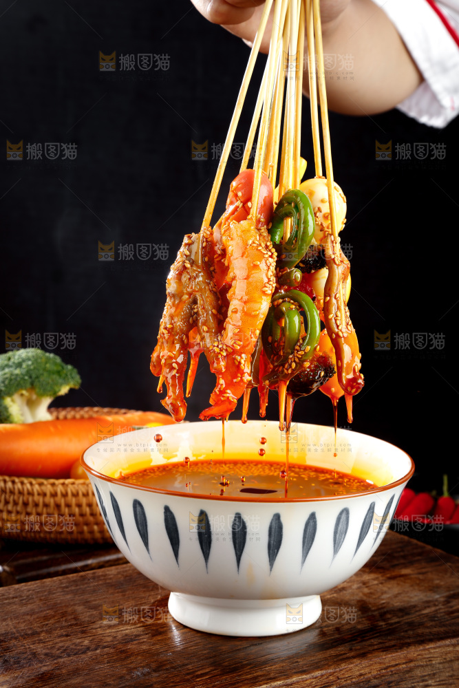 手里拿着冷锅串串