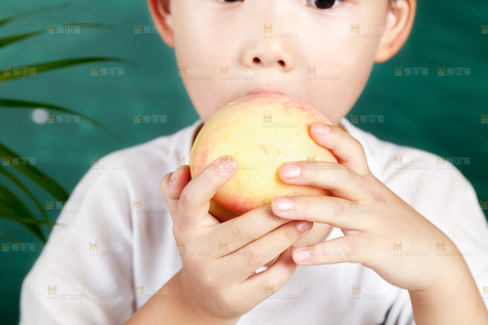 吃着水蜜桃