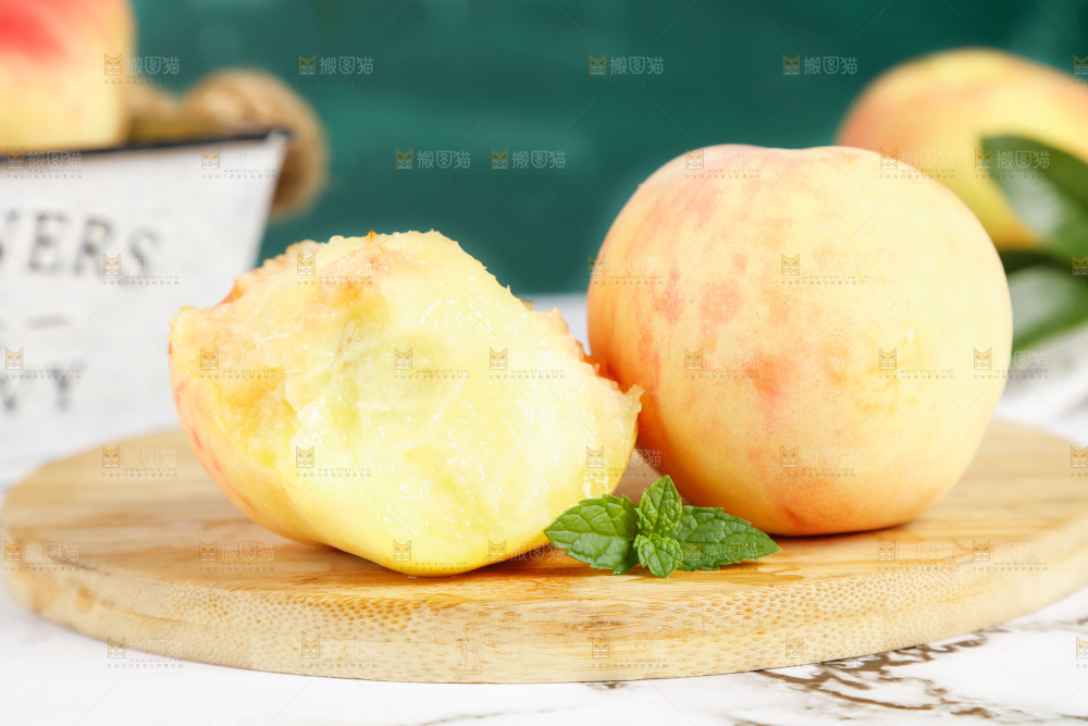 木板上的阳山水蜜桃