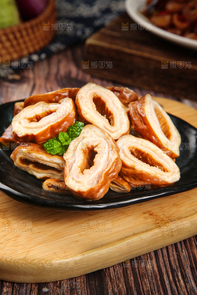 木板上放着一盘卤味猪大肠