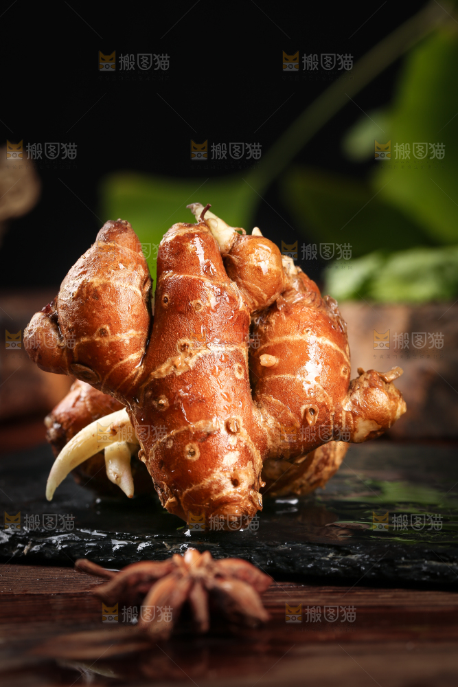 黑底上放着新鲜沙姜
