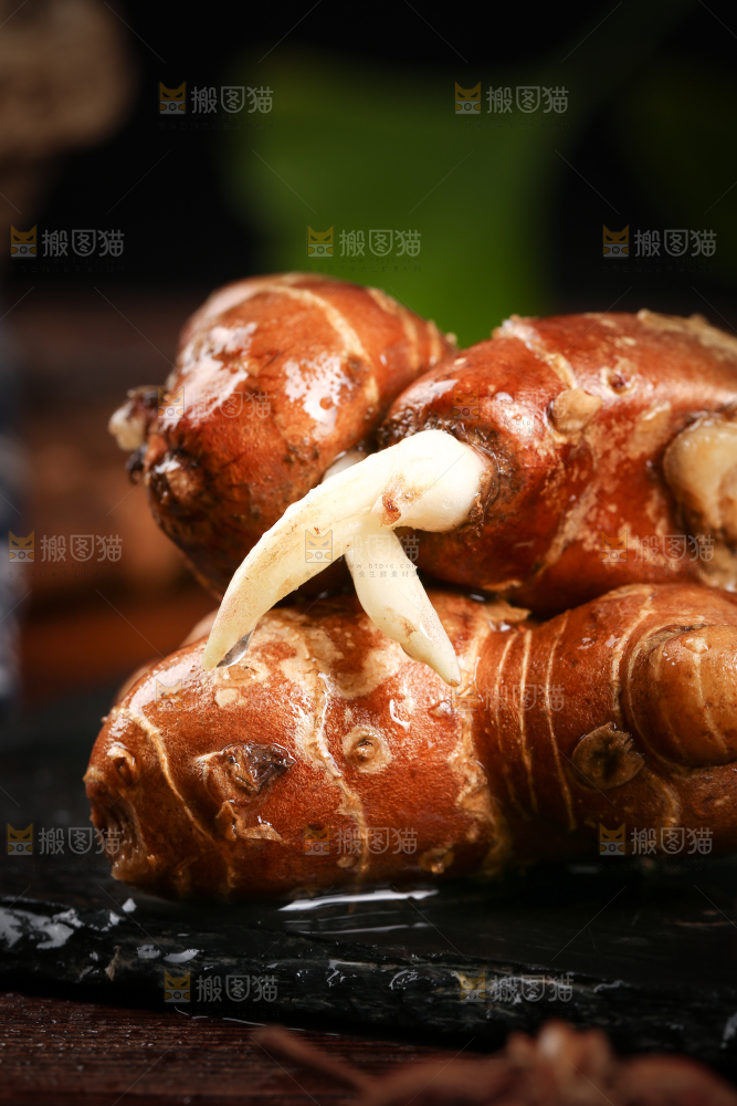 黑底上放着新鲜沙姜