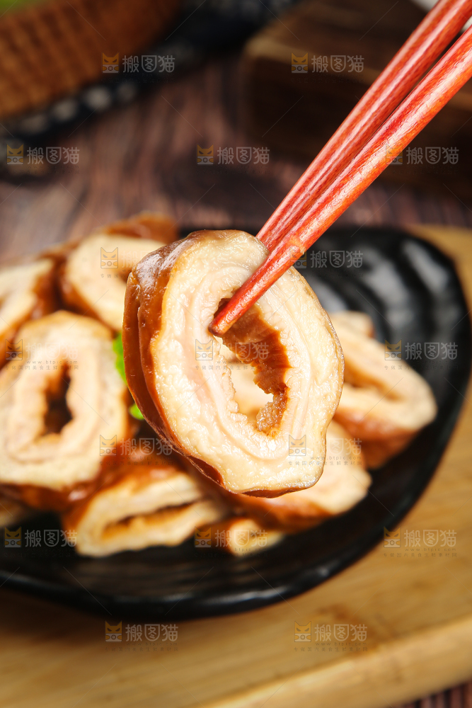 筷子上夹着肥肠
