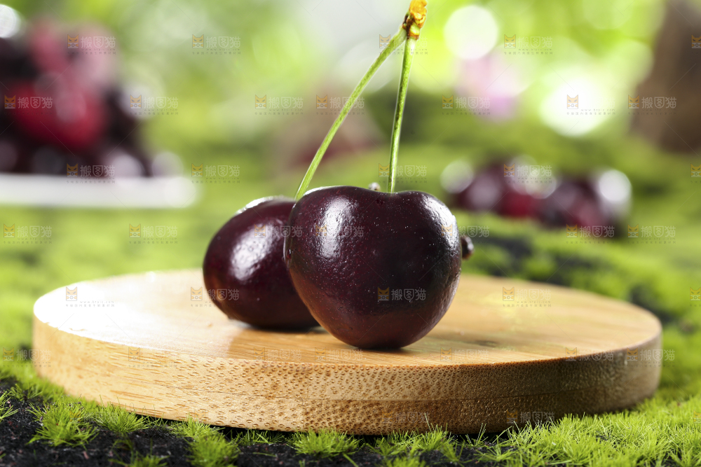 木底上的车厘子
